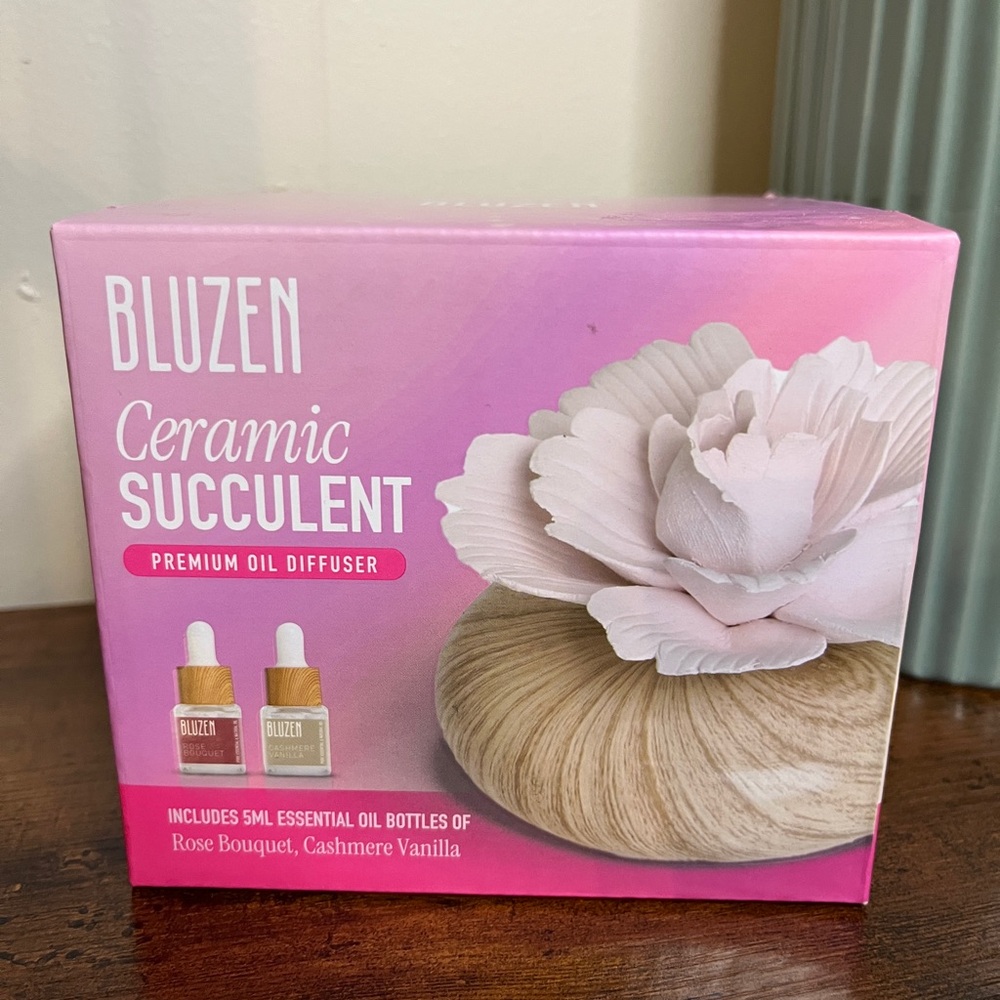 Bluzen Ceramic Succulent Oil Diffuser, NIB with two scents essential oils